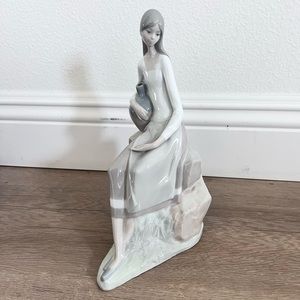 NAO LLADRO "GIRL SITTING ON ROCKS WITH JUG" 9.5”‎ TALL PORCELAIN FIGURINE - Vtg